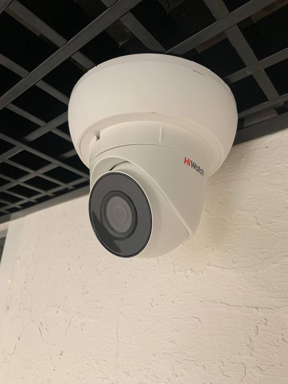 Купольная камера HiWatch под потолком